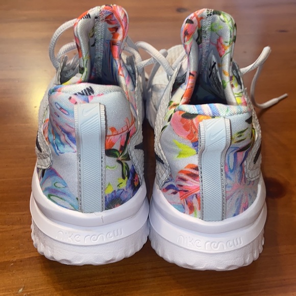 Nike Renew Rival Premium size 8 light gray/ floral  lightweight knit material - Picture 7 of 10